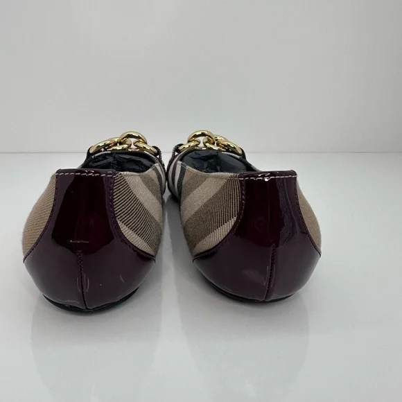 Stylish Women's Plaid Flats with Gold Chain Accent - Picture 6 of 9